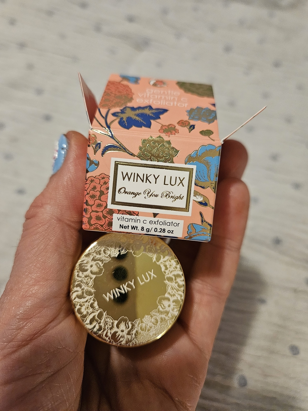 WINKY LUX Orange You Bright Vitamin C Ezfloliator with Gold Embossed Compact